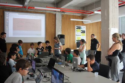 Imagen de un encuentro CoderDojo en MediaLab Prado en el 2014