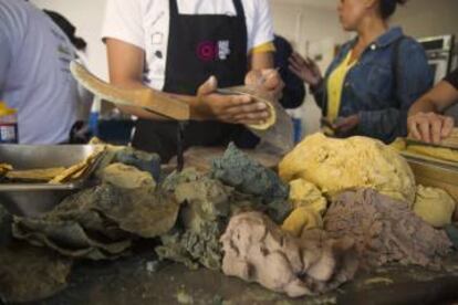 Estudiantes de gastronomía aprenden a elaborar tortillas en Maizajo.