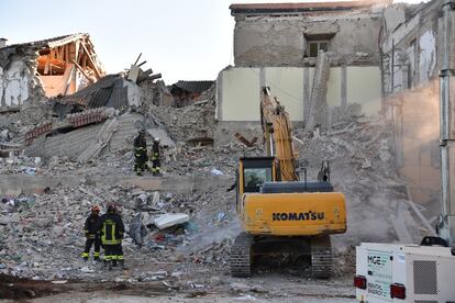 Los equipos de emergencia trabajan en los edificios afectados, en Amatrice.  