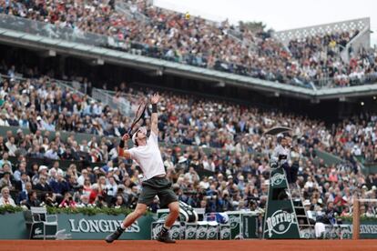 Saque de Andy Murray en la final de Roland Garros. 