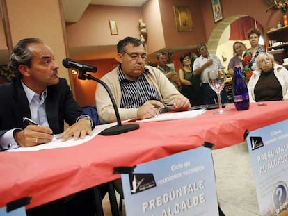 A la izquierda, el alcalde Mario Utrilla en el primer encuentro con sus vecinos.