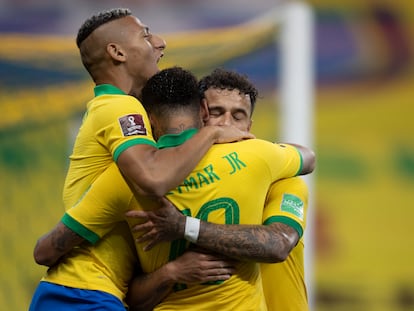 Philippe Coutinho, Neymar e Richarlison celebram um gol na partida contra a Bolívia pelas Eliminatórias da Copa 2022.