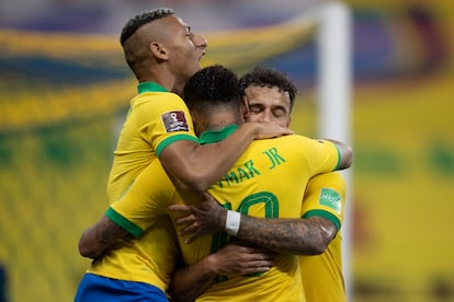 Philippe Coutinho, Neymar e Richarlison celebram um gol na partida contra a Bolívia pelas Eliminatórias da Copa 2022.