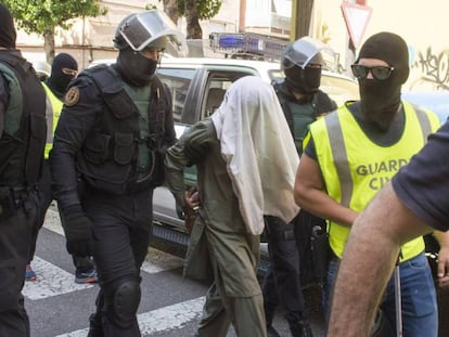 Civil Guard officers with a jihadist suspect in the Catalan city of Lleida.