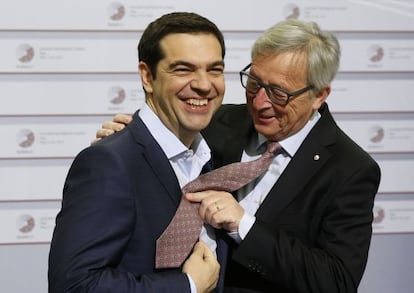 Els presidents de Gr&egrave;cia, Alexis Tsipras, i de la Comissi&oacute; Europea, Jean-Claude Juncker.