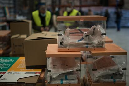 Preparación y distribución de material electoral en un almacén municipal de Barcelona, este miércoles.
