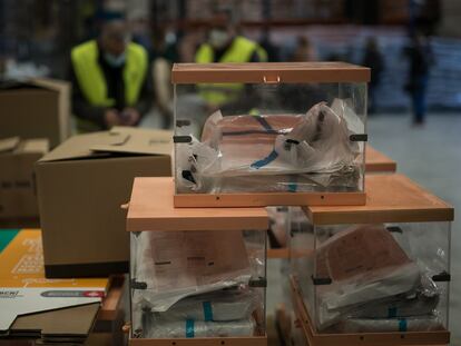 Preparación y distribución de material electoral en un almacén municipal de Barcelona, este miércoles.