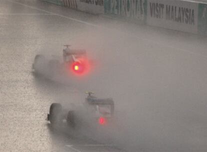 Dos coches bajo la lluvia, ayer durante la carrera.