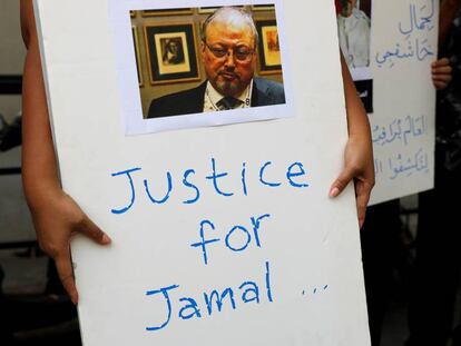 Protestas ante la embajada de Arabia Saudí en Indonesia por el asesinato de Jamal Khashoggi.  