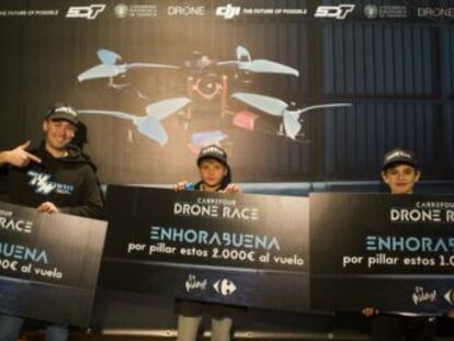 Erick Carratalá, actual campeón nacional de carreras de Multirrotores, se impuso en la  Carrefour Drone Race  al español Álex Zamora, cuarto del mundo, y al número uno francés Dunkan Boisson