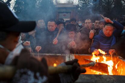 Devotos encienden incienso durante el rezo en el templo Yonghegong Lama, el 5 de febrero.