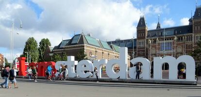 El eslogan 'I amsterdam', en la Plaza de los Museos, frente al Rijksmuseum.