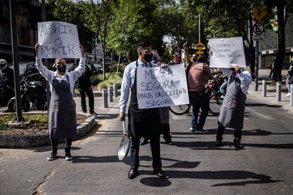 Un grupo de trabajadores de distintos restaurantes se manifestaron en la Avenida Presidente Masaryk, en la colonia Polanco en Ciudad de México, afectados por las medidas restrictivas por la pandemia, exigían la apertura al público de los negocios, utilizando el lema #AbrirOMorir. 
