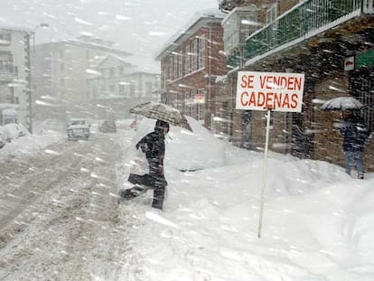 Una mujer cruza una calle de Reinosa (Cantabria), el pasado viernes, bajo una intensa nevada.