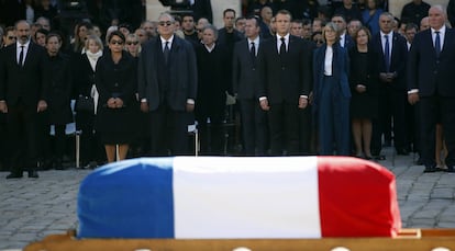 El presidente armenio Armen Sarkisian y el presidente francés Emmanuel Macron muestran sus respetos ante el ataúd de Charles Aznavour.