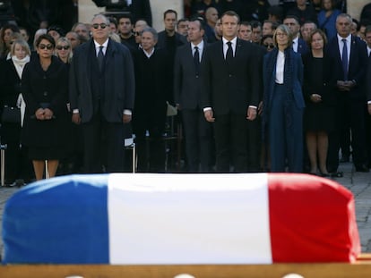 El presidente armenio Armen Sarkisian y el presidente francés Emmanuel Macron muestran sus respetos ante el ataúd de Charles Aznavour.