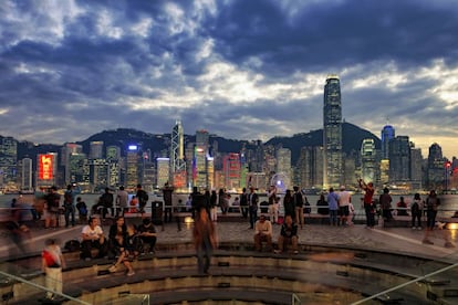 Bañado por las olas, es 'el lugar' para gozar de las vistas de Hong Kong: rascacielos geométricos que se elevan entre colinas color esmeralda y un puerto azul zafiro surcado por los barcos. Un buen sitio para empezar el paseo es la torre del Reloj de la antigua línea de ferrocarril Kowloon-Cantón, cerca del vestíbulo del Star Ferry. De ladrillo rojo y granito, es el símbolo de la era del vapor. Otra parada es el Museo de Arte, ahora cerrado por reformas, que ofrecerá un enorme espacio dedicado al arte contemporáneo hongkonés, antigüedades chinas y fotografías históricas. Un poco más adelante está la Avenida de las Estrellas, presidida por una escultura de bronce de Bruce Lee de 2,5 metros de alto.