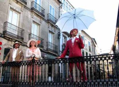Tres actores de <i>O encanto de Lugo, </i>el recorrido turístico teatralizado que recorrerá la ciudad  los viernes, sábados y domingos hasta el 23 de septiembre.