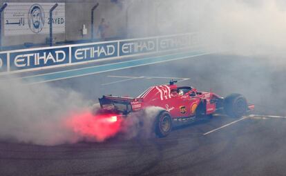 Sebastian Vettel celebra su segunda posición tras cruzar la línea de meta.
