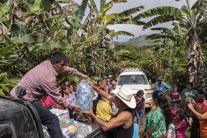 Vecinos de San Pedro Carchá junto a la municipalidad llevan agua potable y alimentos a los de Quixal que han sufrido la inundación de sus acuíferos y fuentes de superficie y donde todos sus cultivos han quedado sumergidos bajo las aguas. Aproximadamente un millón de personas se ha visto afectada por las consecuencias del huracán Eta, además de que la situación habitual en Guatemala ya coloca a estas comunidades entre las más vulnerables del mundo a los desastres medioambientales.