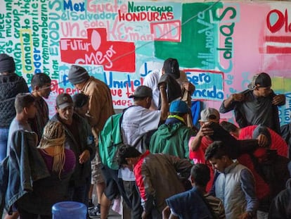 Migrantes centroamericanos permanecen, en un albergue de Tijuana