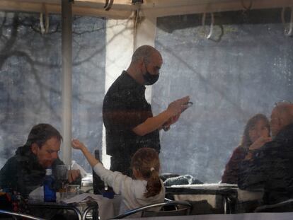 Un camarero atiende a los clientes en la terraza de una terraza de Tarrassa (Barcelona), esta semana.