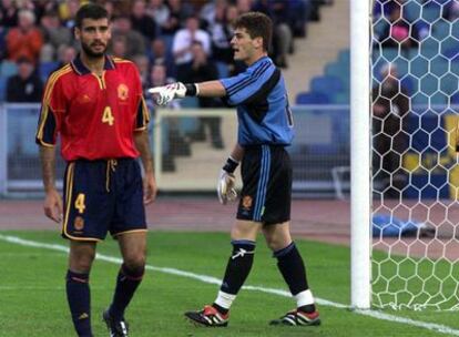 Casillas, con Guardiola, en el partido de su debut con España, en 2000, contra Sueci