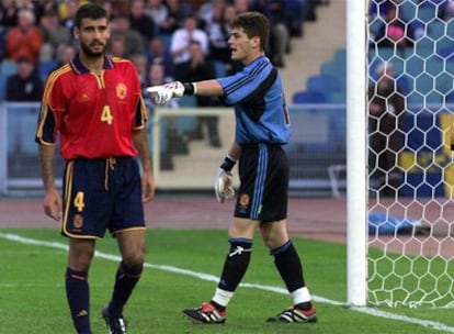 Casillas, con Guardiola, en el partido de su debut con España, en 2000, contra Sueci