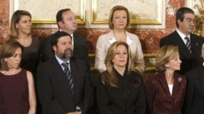 En segunda fila María Dolores de Cospedal, Pedro Sanz, Luisa Fernanda Rudí, y Francisco Álvarez Cascos.