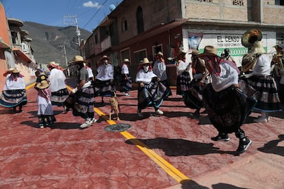 Los hombres del pueblo usan el traje típico de la mujer nahua, con el fin de recordar y representar la lucha que sus ancestros tuvieron en la época previa a la colonización contra el pueblo de los xochimilcas, que era considerado por los habitantes de esta localidad como un grupo que de maleantes, violadores, ladrones y saqueadores. En la imagen, habitantes de Zitlala bailan antes de la pelea de xochimilcas. 