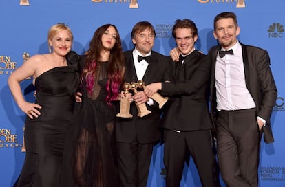 Patricia Arquette, Lorelei Linklater, el director Richard Linklater, Ellar Coltrane y Ethan Hawke celebran el Globo de Oro al mejor drama para 'Boyhood'.