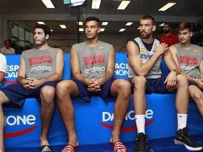 Abrines, Willy Hernang&oacute;mez, Marc Gasol, Juancho Hernang&oacute;mez y Ricky Rubio.
 