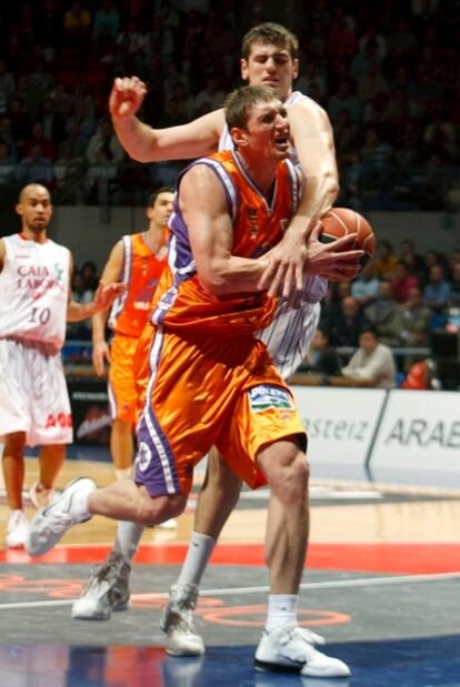 El ucraniano Lishchuk del Power Valencia y el pívot croata del Caja Laboral Stanco durante la primera semifinal de la Supercopa de baloncesto en septiembre de 2010. Ambos equipos pueden acceder a los cuartos de final de la Euroliga.