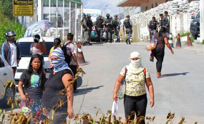 Parentes dos detentos nas imediações do complexo prisional em Manaus neste domingo.