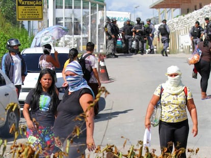 Parentes dos detentos nas imediações do complexo prisional em Manaus neste domingo.