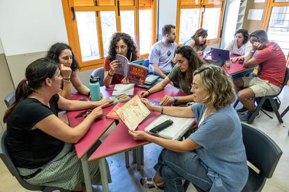 Profesorado del centro educativo Carolines, en Picassent, Valencia, durante una formación en materia de educación sexual este jueves.