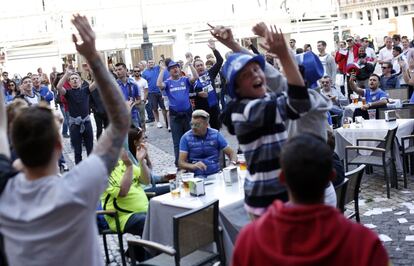 Alegría entre los aficionados del Chelsea en la Plaza Mayor.