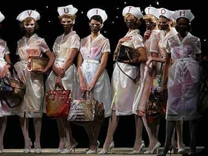Naomi Campbell, a la derecha, y otras supermodelos componen un cuadro viviente de Richard Prince, en el último desfile de Louis Vuitton, en París.