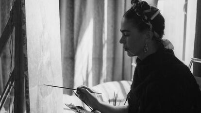 Kahlo, retratada mientras trabajaba por Manuel Álvarez Bravo.
