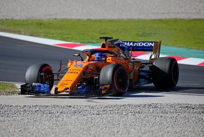 Fernando Alonso, parado por una fuga de aceite en su McLaren. El monoplaza del asturiano llevaba 47 vueltas en su casillero y su mejor tiempo era nueve décimas más lento que el de que en ese momento mantenía a Lewis Hamilton al frente de la clasificación. 