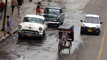 Un hombre conduce un bicitaxi por una calle en La Habana. EFE/Archivo