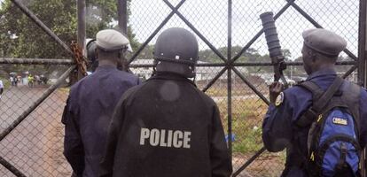 Policías de Liberia protegen una instalación de Médicos sin Fonteras en Monrovia (Liberia).