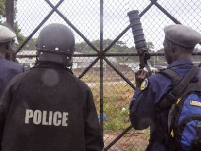 Polic&iacute;as de Liberia protegen una instalaci&oacute;n de M&eacute;dicos sin Fonteras en Monrovia (Liberia).
