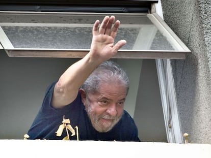 Lula acena ap&oacute;s prestar depoimento &agrave; PF.