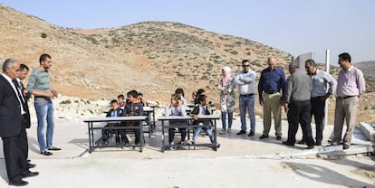 Alumnos de la localidad palestina de Ibziq dan clase en el solar de las aulas desmanteladas por el Ejército de Israel, en octubre de 2018. Imagen cedida por la ONG B'Tselem.