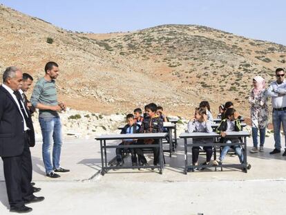 Alumnos de la localidad palestina de Ibziq dan clase en el solar de las aulas desmanteladas por el Ejército de Israel, en octubre de 2018. Imagen cedida por la ONG B'Tselem.