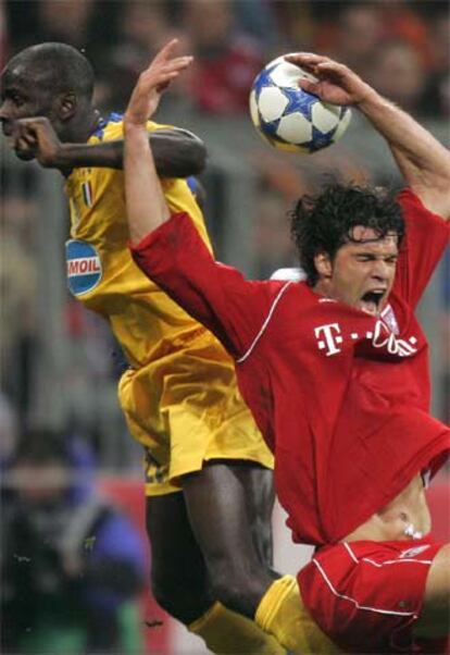 Thuram y Ballack pugnan por un balón aéreo.