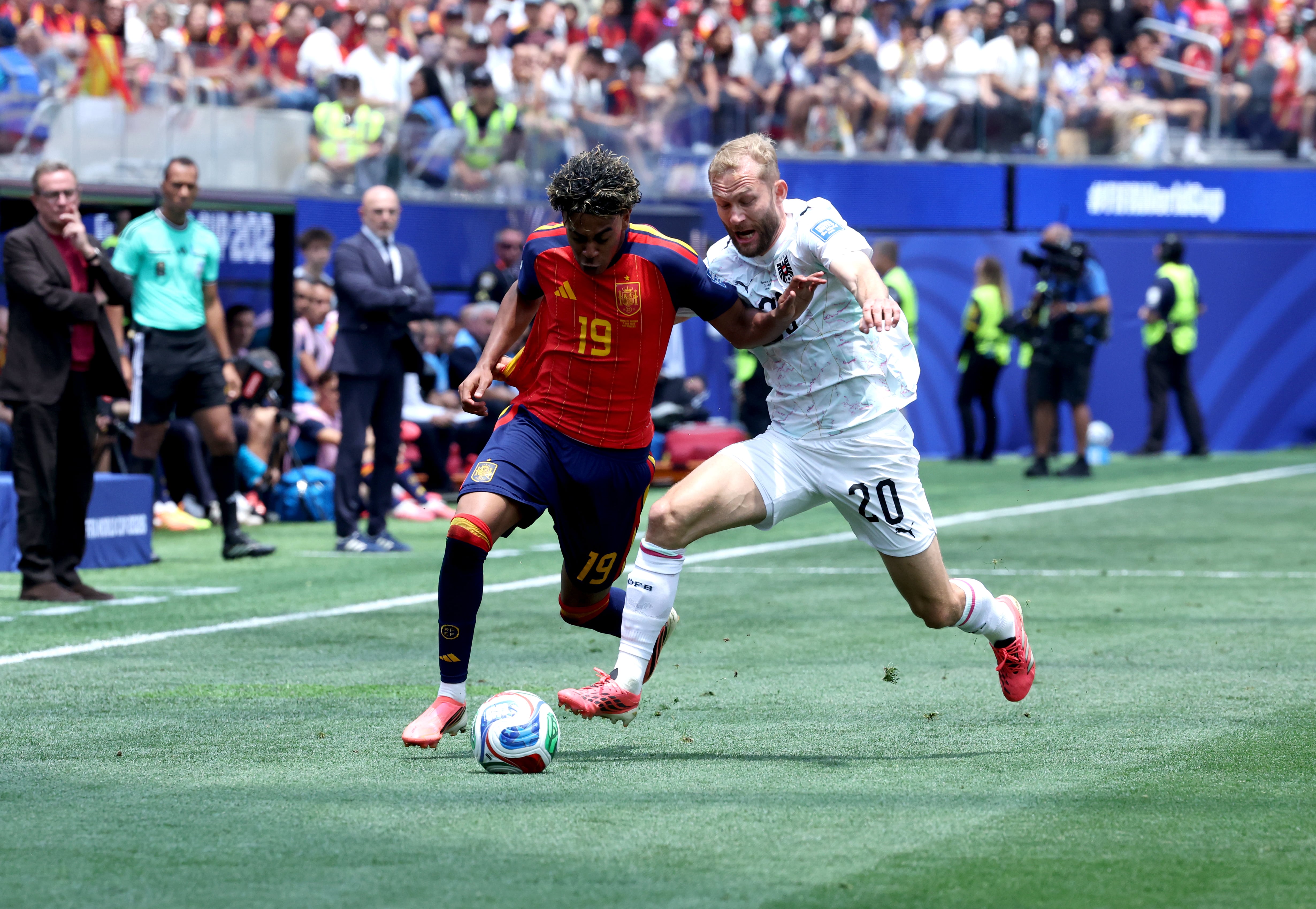 Lamine Yamal regatea a Laimer durante el partido entre España y Austria.