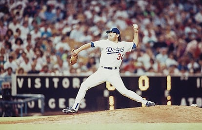 Fernando Valenzuela lanza la bola durante un partido contra los St. Louis Cardinals en el Dodger Stadium, en junio de 1990.