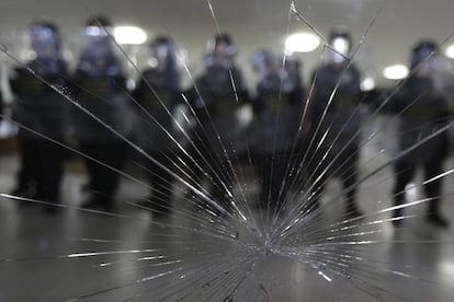 Manifestantes tentam invadir a Câmara em protesto contra a Reforma da Previdência